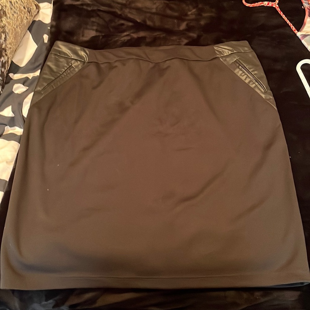3x black and faux leather pocket dresss skirt